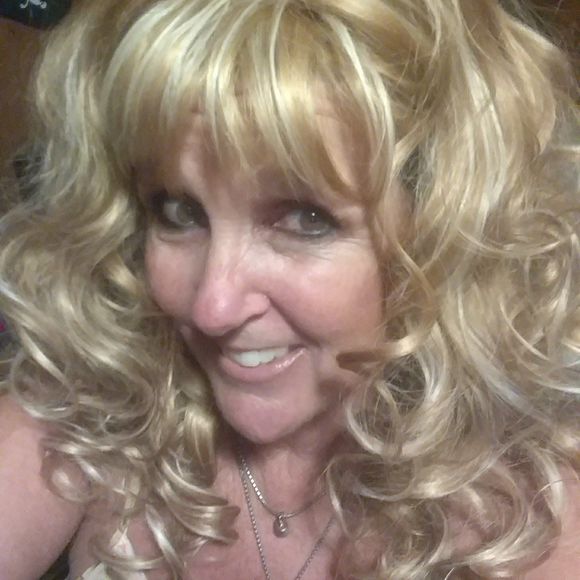 Meet your Posher, Karen - Picture 1 of 4